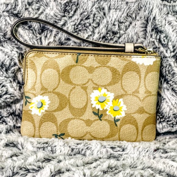 NWOT - COACH CORNER ZIP WRISTLET IN SIGNATURE CANVAS WITH DAISY PRINT (C3360) - Picture 2 of 3